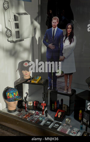 Le immagini del principe Harry e Meghan Markle in un negozio nel West End di Londra davanti al Royal Wedding tra di essi previsto per il 19 maggio 2018. Londra,l'Inghilterra,UK Foto Stock