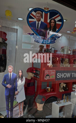 Le immagini del principe Harry e Meghan Markle in un negozio nel West End di Londra davanti al Royal Wedding tra di essi previsto per il 19 maggio 2018. Londra,l'Inghilterra,UK Foto Stock