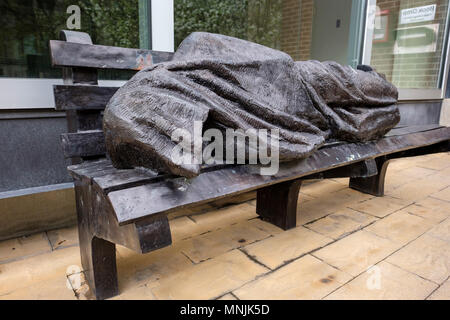 Housing Crisis, Homeless Jesus, or Jesus the Homeless statue, artista canadese Timothy Schmaltz, Regis College, University of Toronto, Ontario, Canada Foto Stock