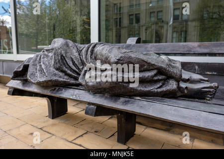 Housing Crisis, Homeless Jesus, or Jesus the Homeless statue, artista canadese Timothy Schmaltz, Regis College, University of Toronto, Ontario, Canada Foto Stock