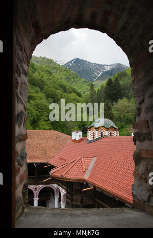 Il monastero di San Ivan di Rila, meglio conosciuto come il Monastero di Rila è il più grande e il più famoso orientale monastero ortodosso in Bulgaria. Foto Stock