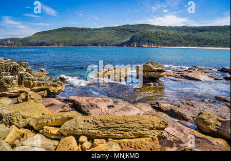 Massi di arenaria ai piedi delle falesie a punto Bouddi, Maitland Bay, Bouddi National Park Central Coast, Nuovo Galles del Sud, Australia Foto Stock