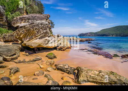 Massi di arenaria ai piedi delle falesie a punto Bouddi, Maitland Bay, Bouddi National Park Central Coast, Nuovo Galles del Sud, Australia Foto Stock