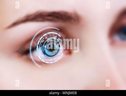 Close-up di donna occhio nel processo di scansione. Foto Stock