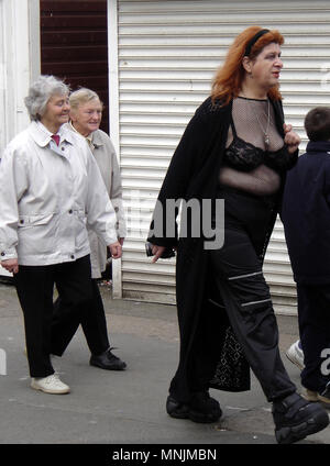 Camminando sulle orme del grande GOTH durante l'annuale festival di Goth a Whitby, nello Yorkshire, Regno Unito Foto Stock