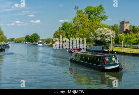 Vista la nitidezza - Gloucester canal dal ponte Splatt, Frampton on severn, Gloucestershire, Regno Unito Foto Stock