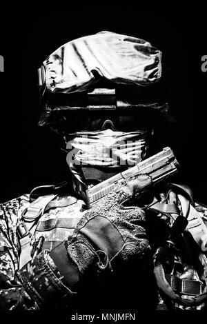 Ritratto di commando di servizio con la pistola in mano Foto Stock