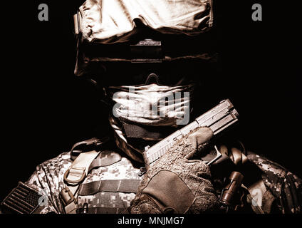 Ritratto di commando di servizio con la pistola in mano Foto Stock