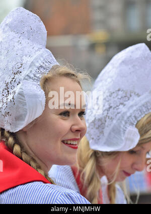 Formaggio olandese in costume tradizionale al mercato del formaggio di Alkmaar, le ragazze olandesi vendono campioni al mercato del formaggio di Alkmaar Foto Stock