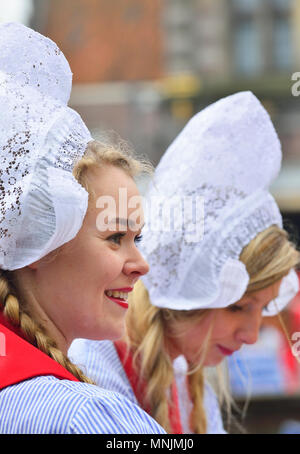 Formaggio olandese in costume tradizionale al mercato del formaggio di Alkmaar, le ragazze olandesi vendono campioni al mercato del formaggio di Alkmaar Foto Stock