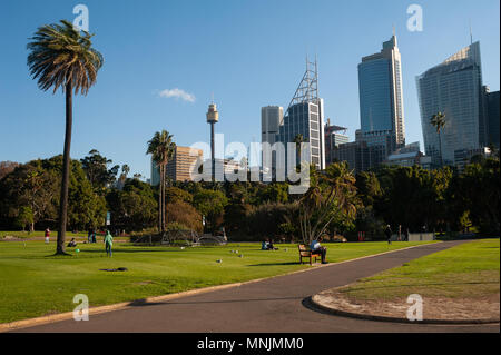 11.05.2018, Sydney, Nuovo Galles del Sud, Australia - una vista dai Royal Botanic Garden a Sydney la skyline della città del Central Business District. Foto Stock