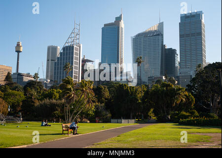 11.05.2018, Sydney, Nuovo Galles del Sud, Australia - una vista dai Royal Botanic Garden a Sydney la skyline della città del Central Business District. Foto Stock