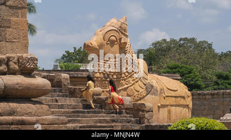 Gangaikondacholapuram, India - 16 Marzo 2018: la scultura del mitico bull Nandi al XI secolo Brihadeeswarar sito del tempio Foto Stock