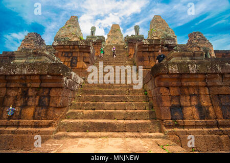 Vista frontale dal fondo della finale piramide quadrata che sorge in 3 livelli di ripida al santuario centrale al vertice del tempio indù di pre RUP. Foto Stock