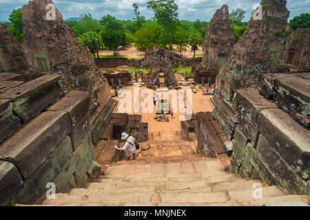 Ottima vista della pietra cisterna e il gopura orientale, l'ingresso principale, dal santuario centrale al vertice di pre Rup tempio. Foto Stock