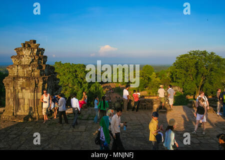 Visitatori relax sulla terrazza superiore del popolare Phnom Bakheng temple e in attesa per il sole per impostare. Adottate nel maggio 2009 a Siem Reap, Cambogia. Foto Stock