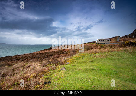 Un camper parcheggiato sulla penisola di Applecross, Wester Ross, Highland, Scozia, sulla costa nord 500 mile road trip route. Foto Stock