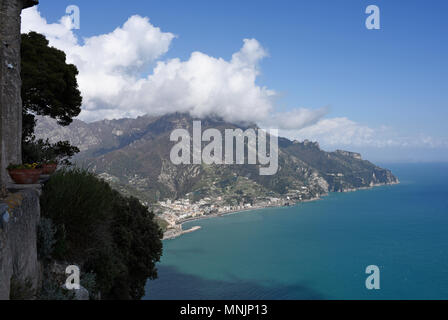 Vista della costa di Amalfi Villa Cimbrone a Ravello, Italia Foto Stock