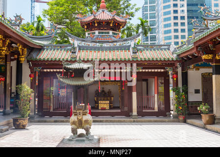 Cortile sul retro del tempio Thian Hock Keng, un'urna di incenso si trova di fronte al cortile del tempio per pregare alle divinità celesti. Singapore. Foto Stock