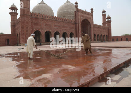 Il pakistan lavoratore occupato in preparazione per il pugno di pagatore venerdì del mese del Ramadan-ul-Mubarak presso la storica era Mughal Moschea Badshahi a Lahore, 17 maggio 2018. I musulmani di tutto il mondo stanno segnando il mese del Ramadan-ul-Mubarak, il più sacro mese del calendario islamico durante il quale i musulmani fast dall alba al tramonto. I musulmani di tutto il mondo si stanno preparando per l inizio del mese sacro del Ramadan-ul-Mubarak. del Ramadan-ul-Mubarak è il nono mese del calendario islamico noto come il calendario Hijri. È un periodo che i fedeli si impegnano a alba al crepuscolo il digiuno che principalmente Foto Stock