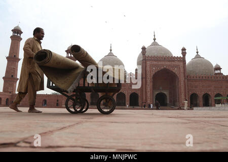 Il pakistan lavoratore occupato in preparazione per il pugno di pagatore venerdì del mese del Ramadan-ul-Mubarak presso la storica era Mughal Moschea Badshahi a Lahore, 17 maggio 2018. I musulmani di tutto il mondo stanno segnando il mese del Ramadan-ul-Mubarak, il più sacro mese del calendario islamico durante il quale i musulmani fast dall alba al tramonto. I musulmani di tutto il mondo si stanno preparando per l inizio del mese sacro del Ramadan-ul-Mubarak. del Ramadan-ul-Mubarak è il nono mese del calendario islamico noto come il calendario Hijri. È un periodo che i fedeli si impegnano a alba al crepuscolo il digiuno che principalmente Foto Stock