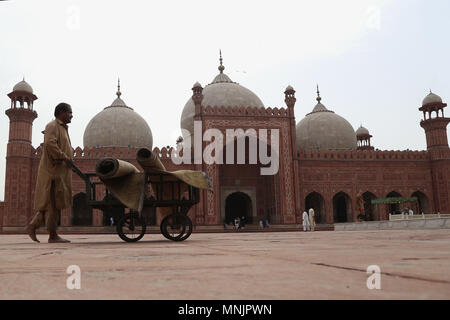 Il pakistan lavoratore occupato in preparazione per il pugno di pagatore venerdì del mese del Ramadan-ul-Mubarak presso la storica era Mughal Moschea Badshahi a Lahore, 17 maggio 2018. I musulmani di tutto il mondo stanno segnando il mese del Ramadan-ul-Mubarak, il più sacro mese del calendario islamico durante il quale i musulmani fast dall alba al tramonto. I musulmani di tutto il mondo si stanno preparando per l inizio del mese sacro del Ramadan-ul-Mubarak. del Ramadan-ul-Mubarak è il nono mese del calendario islamico noto come il calendario Hijri. È un periodo che i fedeli si impegnano a alba al crepuscolo il digiuno che principalmente Foto Stock