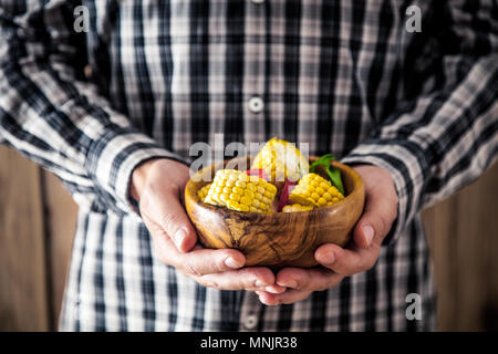 Uomo con il mais. Tortilla messicana Foto Stock