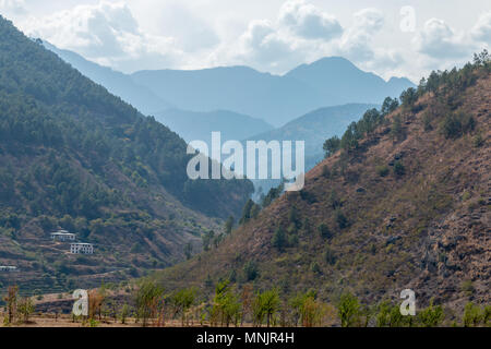 Vista del paesaggio nel corso di molti strati di montagne e foreste. Visto da Dochula Pass in Bhutan. Foto Stock