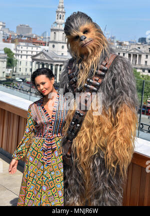 Thandie Newton e Chewbecca frequentando il photocall per solista: una Star Wars Storia a Trafalgar San Giacomo, Londra. Foto Stock