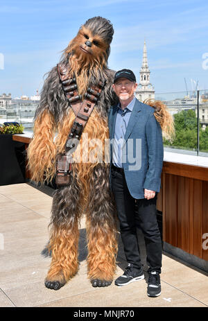 Ron Howard e Chewbecca frequentando il photocall per solista: una Star Wars Storia a Trafalgar San Giacomo, Londra. Foto Stock