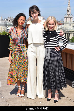 Thandie Newton (sinistra), Phoebe Waller-Bridge e Emilia Clarke frequentando il photocall per solista: una Star Wars Storia a Trafalgar San Giacomo, Londra. Foto Stock