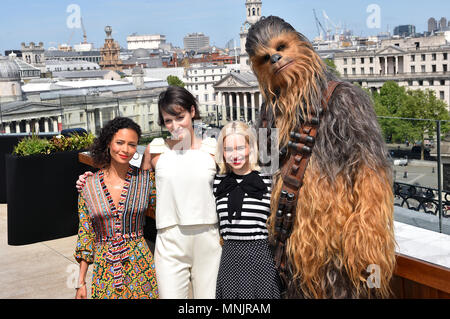 Thandie Newton (sinistra), Phoebe Waller-Bridge, Emilia Clarke e Chewbecca frequentando il photocall per solista: una Star Wars Storia a Trafalgar San Giacomo, Londra. Foto Stock