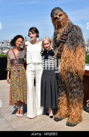 Thandie Newton (sinistra), Phoebe Waller-Bridge, Emilia Clarke e Chewbecca frequentando il photocall per solista: una Star Wars Storia a Trafalgar San Giacomo, Londra. Foto Stock