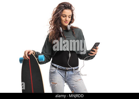 Pattinatore ragazza con un longboard utilizzando un telefono isolato su sfondo bianco Foto Stock