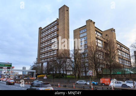 Robin Hood Gardens, blocco orientale, un'edilizia residenziale consiglio station wagon, brutalist architettura in legno di pioppo, London, Regno Unito Foto Stock