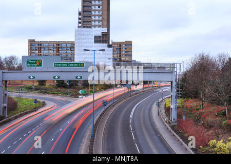 Una lunga esposizione di auto sentieri di luce e di traffico sulla A12 Blackwall Tunnel Approccio in Londra, Regno Unito Foto Stock
