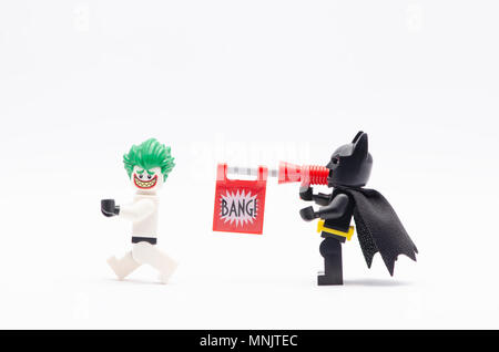 La mini figura di Batman con pistola bang shot di puntamento di Joker in storm trooper suit . Lego minifigures sono fabbricati da Lego. Foto Stock