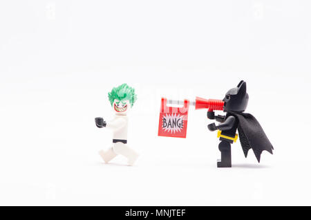 La mini figura di Batman con pistola bang shot di puntamento di Joker in storm trooper suit . Lego minifigures sono fabbricati da Lego. Foto Stock