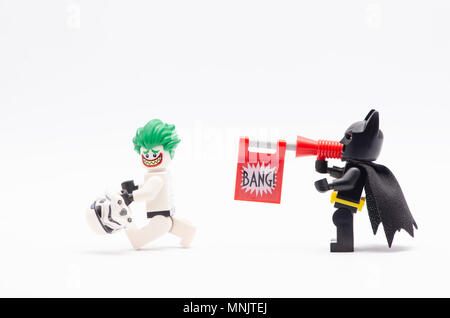 La mini figura di Batman con pistola bang shot di puntamento di Joker in storm trooper suit . Lego minifigures sono fabbricati da Lego. Foto Stock