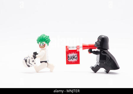 La mini figura di Darth Vader con pistola bang shot di puntamento di Joker in storm trooper suit . Lego minifigures sono fabbricati da Lego. Foto Stock