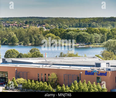 Wolfsburg, Bassa Sassonia, Germania, 5 Maggio 2018: veduta aerea l'edificio principale del Badeland, una piscina pubblica, oltre la Allersee all'unità organizzativa Foto Stock