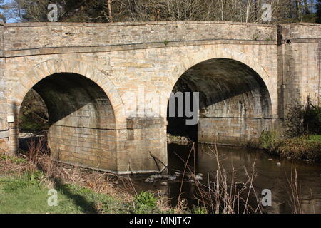 Ponte sul fiume Derwent in Blanchland, Northumberland Foto Stock