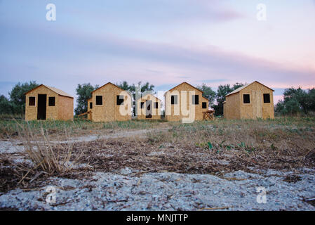 Molti piccoli cottage sono sulla spiaggia. Foto Stock
