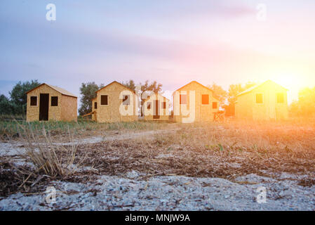 Molti piccoli cottage sono sulla spiaggia. Foto Stock