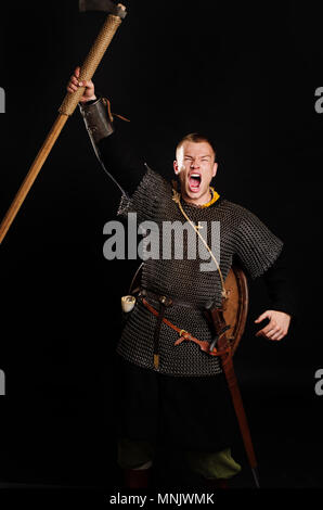 Medieval Viking attacchi armati con una battaglia-ax. Foto Stock