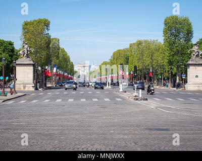 Parigi, Francia-Maggio 5, 2016: Avenue des Champs-Elysees guardando ad ovest da Place de la Concorde Foto Stock