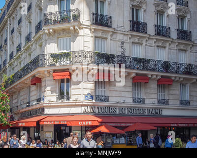 Parigi, Francia-Maggio 5, 2016: una tipica strada Parigina architettura Foto Stock