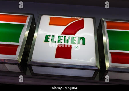Bangkok, Tailandia - 18 Maggio 2017: La casella di luce di 7 undici mini mart logo.7-11 è convenience store in Thailandia. Foto Stock