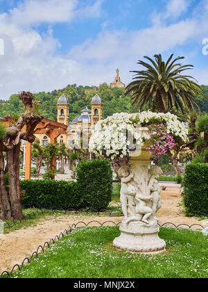 Alderdi-Eder giardini e Municipio di San Sebastian in background in giornata di sole. Donostia, Paese Basco, Guipuzcoa. Foto Stock