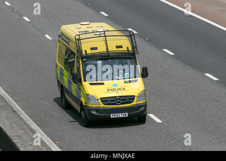 La polizia sprinter van sulla M6 in direzione sud, REGNO UNITO Foto Stock